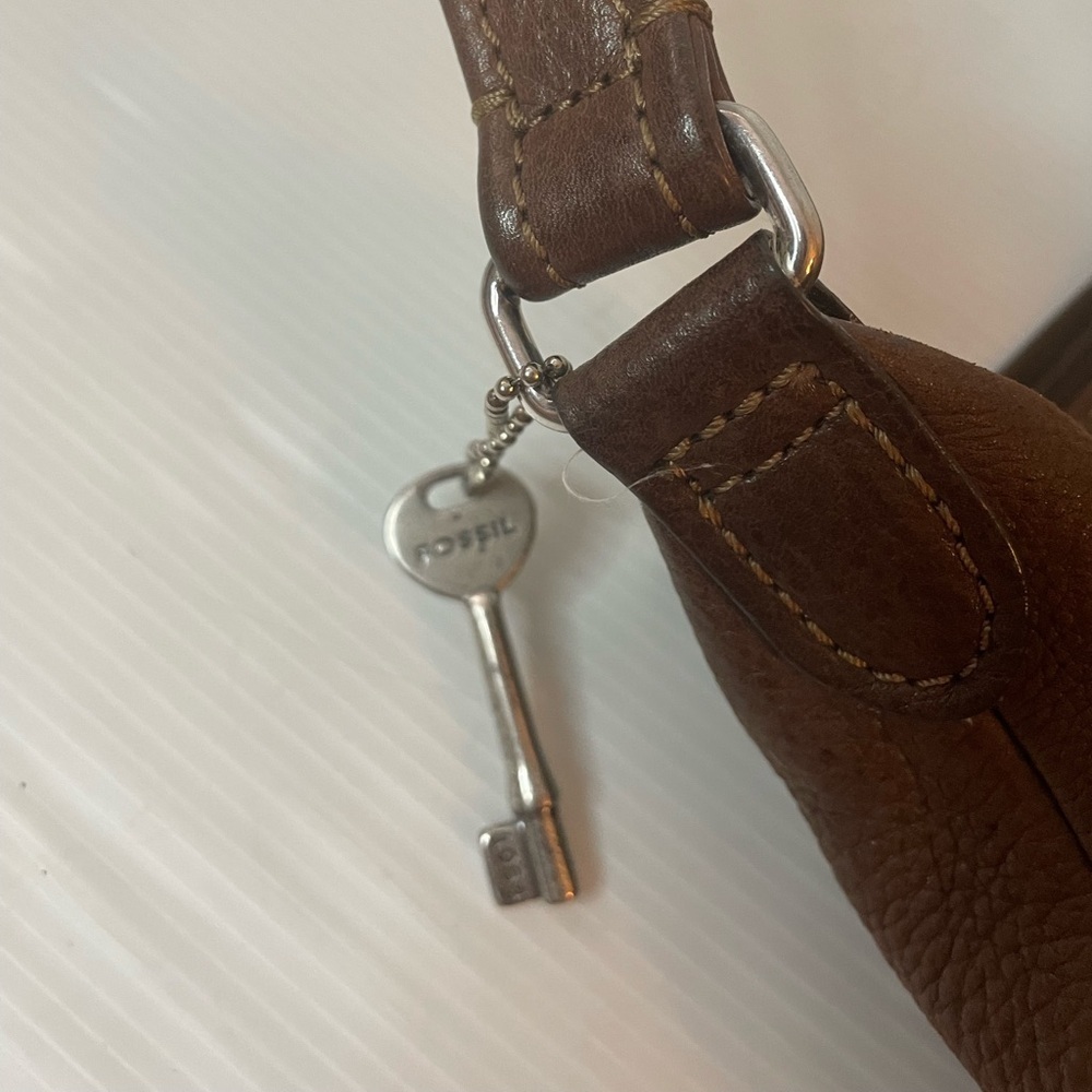 VTG Brown Leather Fossil Shoulder Bag Medium Key Charm - Picture 11 of 12